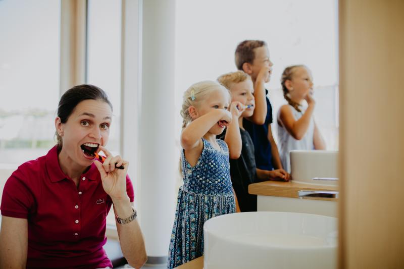 Kinder lernen Zähne putzen in der Zahnarztpraxis in Mühldorf Kinder lernen Zähne putzen in der Zahnarztpraxis in Mühldorf