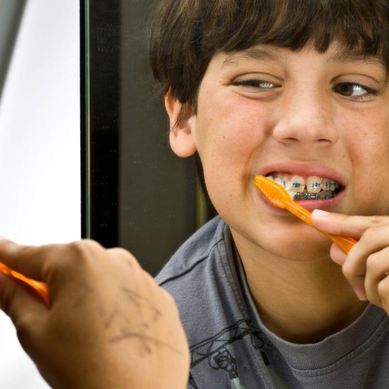 Zahnspange reinigen und pflegen